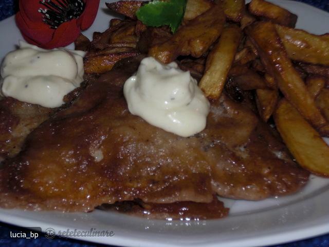 Imagine Reteta culinara Snitel cu Cartofi Prajiti si Sos de Maioneza | 2review.ro