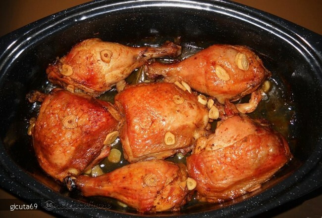 Imagine Reteta culinara Pulpe de Pui cu Vin si Usturoi la Cuptor | 2review.ro