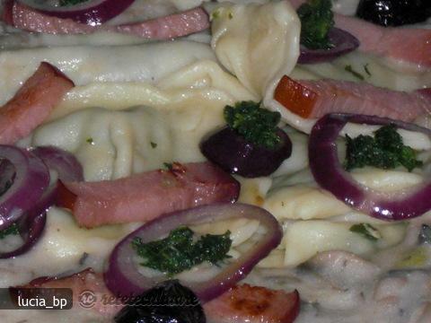 Imagine Reteta culinara Coltunasi cu Ricotta si Spanac, cu Sos de Ciuperci si Sunca | 2review.ro