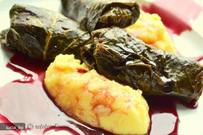Imagine Reteta culinara Sarmale cu Dulceata de Vin Rosu si Mamaliga | 2review.ro
