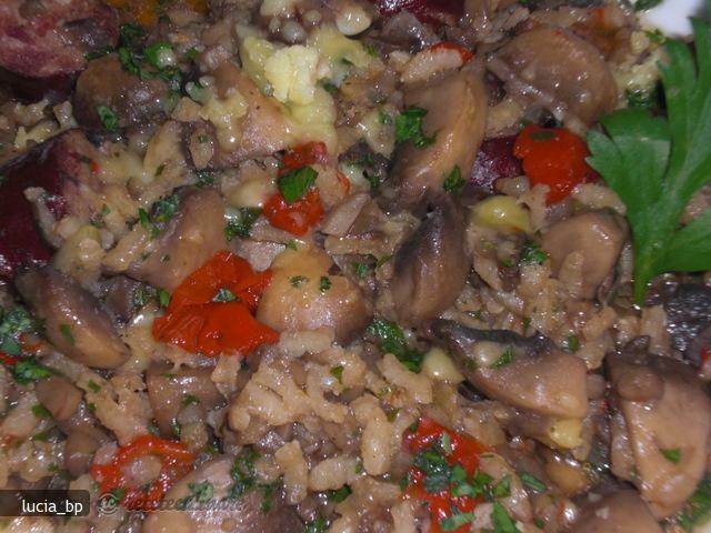 Imagine Reteta culinara Pilaf cu Ciuperci, Carnati Afumati si Cascaval | 2review.ro