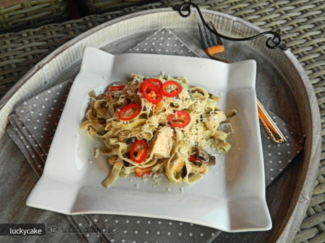 Imagine Reteta culinara Tagliatelle cu Pui si Ciuperci | 2review.ro
