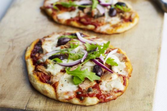 Imagine Reteta culinara Ton, măsline și rachete pizza | 2review.ro