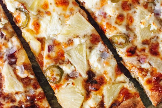 Imagine Reteta culinara Barbecue Pineapple, Jalape  o and Feta Pizza | 2review.ro