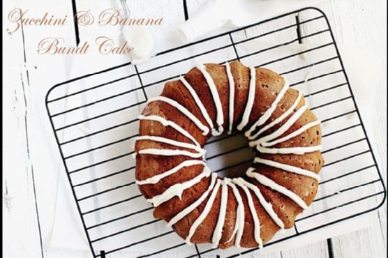 Imagine Reteta culinara BundtaMonth: Dovlecei și Banane Tort cu Cremă de Brânză Glazura | 2review.ro