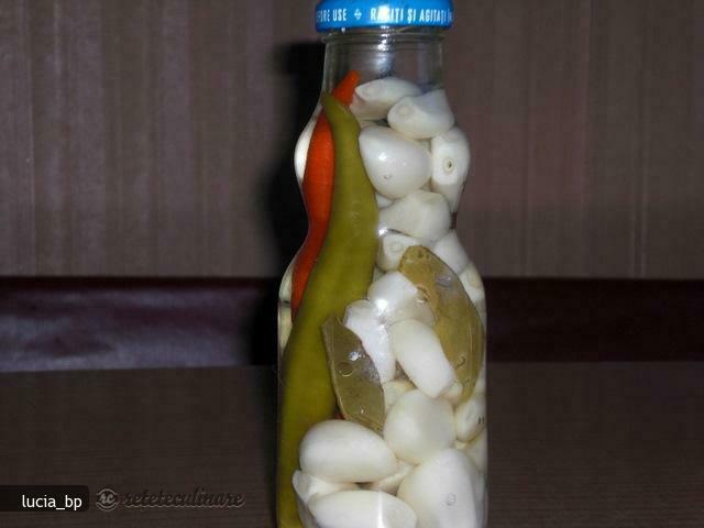 Imagine Reteta culinara Usturoi Marinat-murat cu Aroma de Dafin | 2review.ro