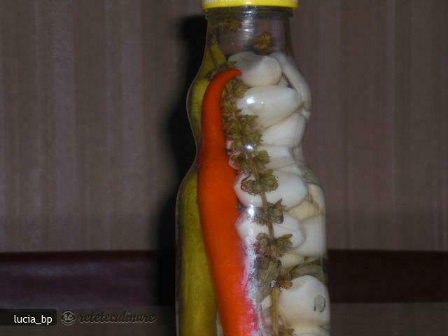 Imagine Reteta culinara Usturoi Marinat-murat cu Aroma de Busuioc | 2review.ro