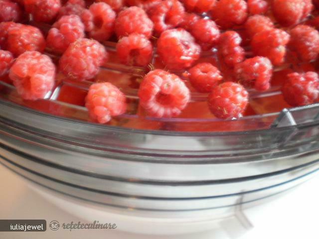 Imagine Reteta culinara Rosii Uscate, Conservate in Ulei si Mirodenii | 2review.ro