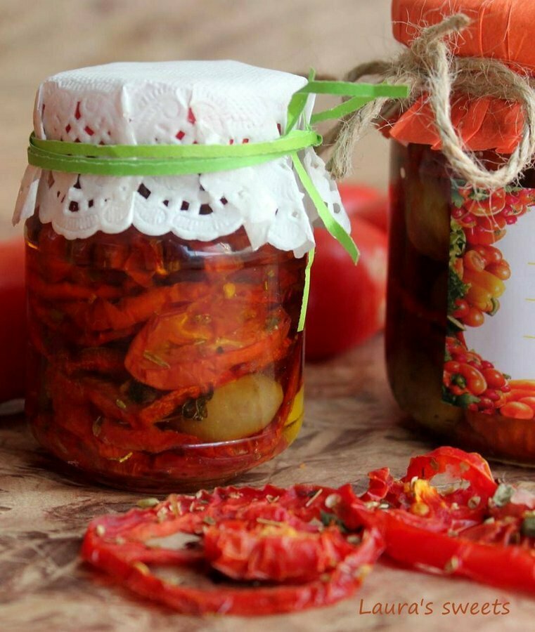 Imagine Reteta culinara Rosii uscate, conservate in ulei | 2review.ro