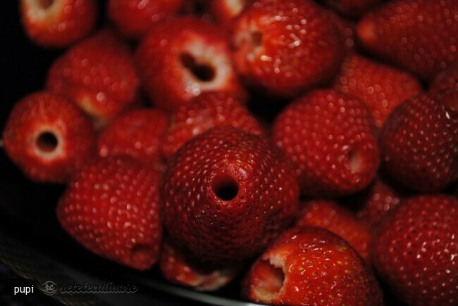 Imagine Reteta culinara Cum Curatam Capsunele de Codita | 2review.ro