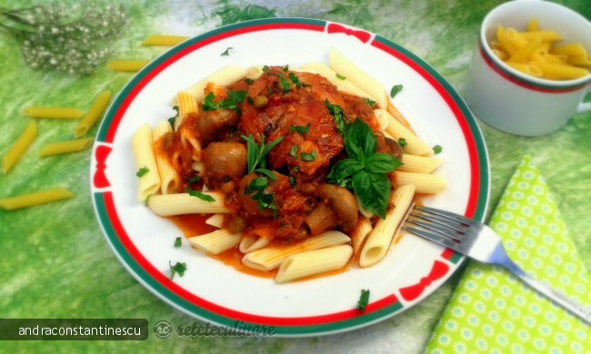 Imagine Reteta culinara Penne rigate cu iepure, ciuperci si mazare in sos de rosii cu usturoi | 2review.ro