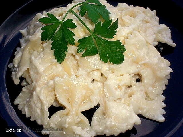 Imagine Reteta culinara Farfalle cu Branza, Cascaval si Smantana | 2review.ro