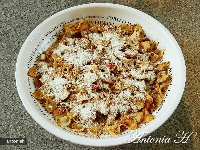 Imagine Reteta culinara Farfalle cu Sos de Ardei Iute si Usturoi | 2review.ro