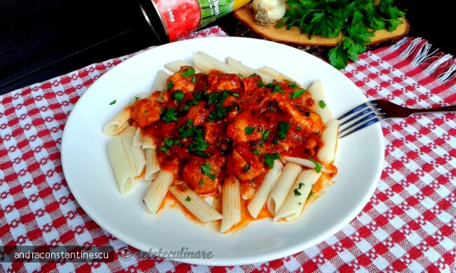 Imagine Reteta culinara Penne cu piept de pui in sos de rosii cu usturoi | 2review.ro