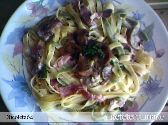 Imagine Reteta culinara Tagliatelle cu sunca si ciuperci | 2review.ro