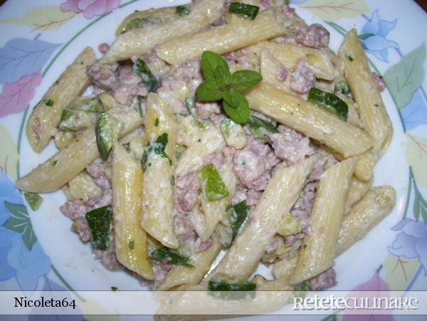 Imagine Reteta culinara Paste cu carnat si dovlecei | 2review.ro