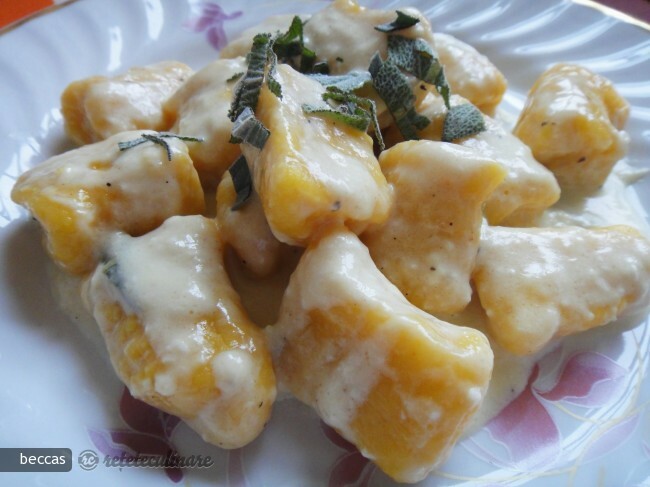 Imagine Reteta culinara Gnocchi cu Dovleac si Sos de Gorgonzola | 2review.ro