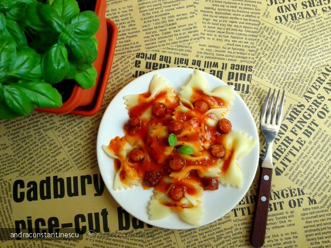 Imagine Reteta culinara Farfalle cu carnati in sos de rosii | 2review.ro