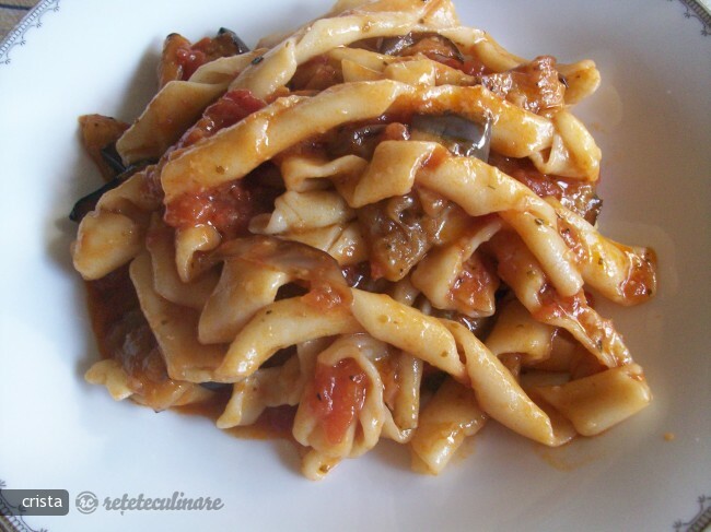 Imagine Reteta culinara Fusilli Facuti in Casa cu Sos de Vinete | 2review.ro