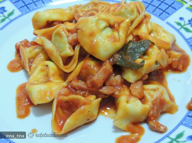 Imagine Reteta culinara Tortellini cu Sos Tomat si Pancetta | 2review.ro