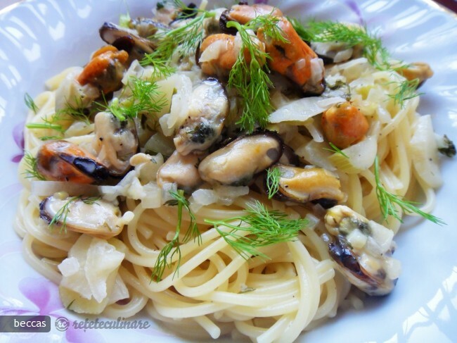 Imagine Reteta culinara Spaghete cu Midii si Fenicul in Sos cu Vin Alb | 2review.ro