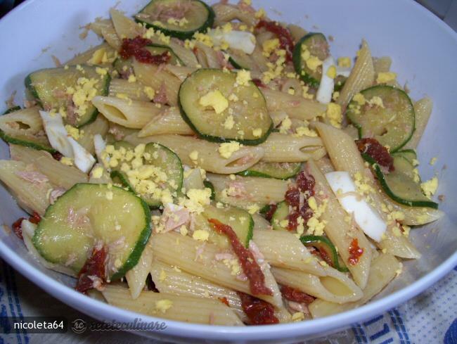 Imagine Reteta culinara Salata de Paste cu Macrou, Dovlecei si Rosii Uscate | 2review.ro