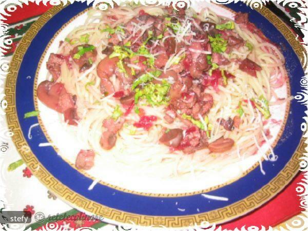 Imagine Reteta culinara Paste cu carne,ciuperci si sfecla rosie | 2review.ro