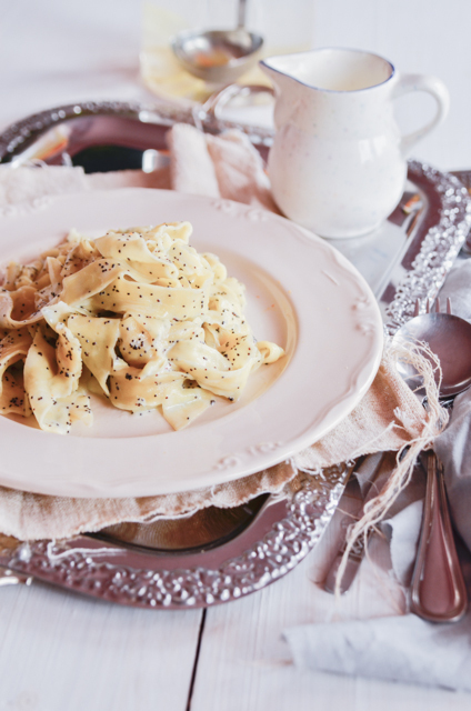 Imagine Reteta culinara Taitei romanesti cu mac si sos alb | 2review.ro