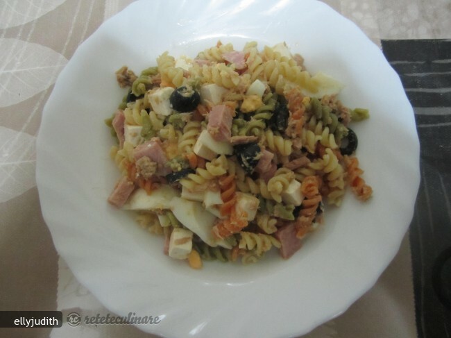 Imagine Reteta culinara Salata de Paste Tricolore | 2review.ro