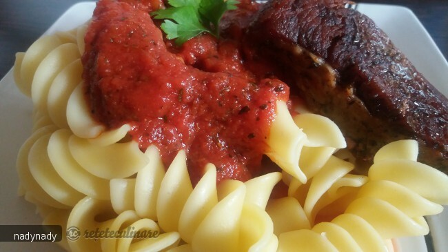 Imagine Reteta culinara Paste cu Sos Aromat de Rosii si Friptura de Vitel | 2review.ro