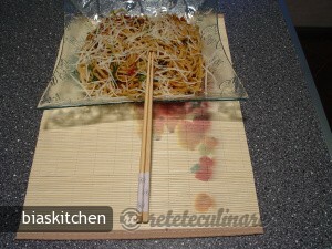 Imagine Reteta culinara Linguine Integrale cu Frunze de Sfecla Mangold | 2review.ro