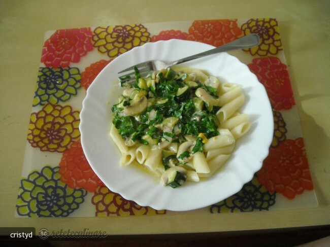 Imagine Reteta culinara Penne cu Sos de Smantana si Spanac | 2review.ro