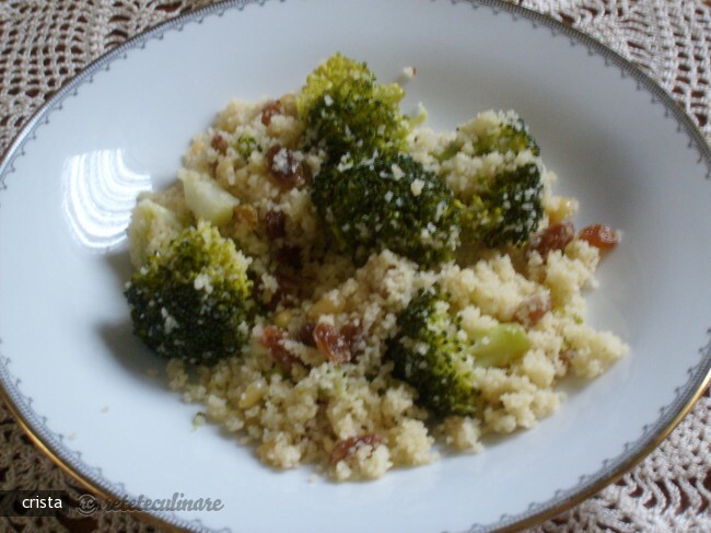 Imagine Reteta culinara Couscous cu Brocoli, Seminte de Pin si Stafide | 2review.ro