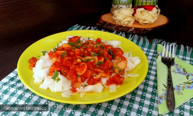 Imagine Reteta culinara Tagliatelle cu ciuperci, carnati si sos de rosii cu usturoi | 2review.ro