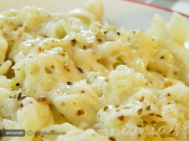 Imagine Reteta culinara Tagliatelle cu Sos de Usturoi | 2review.ro