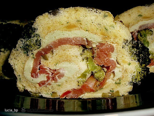 Imagine Reteta culinara Rulada cu Somon Afumat si Crema de Unt | 2review.ro