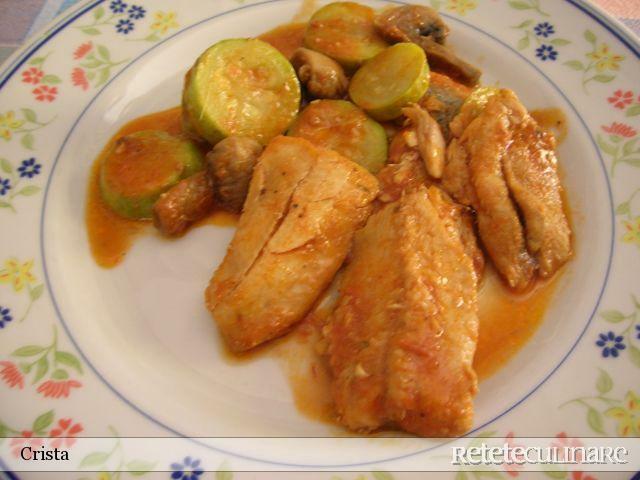 Imagine Reteta culinara Peste cu dovlecei si ciuperci | 2review.ro