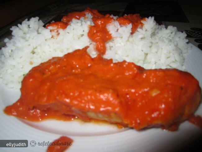 Imagine Reteta culinara Merluciu in Sos Rosu | 2review.ro