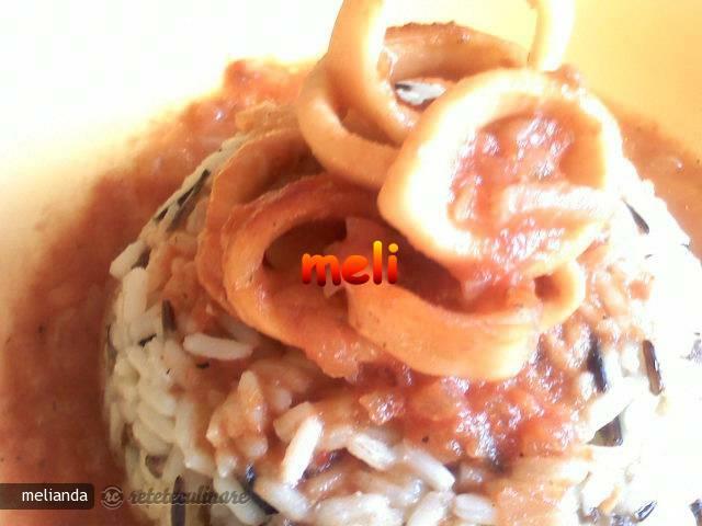 Imagine Reteta culinara Calamari in Sos de Rosii | 2review.ro