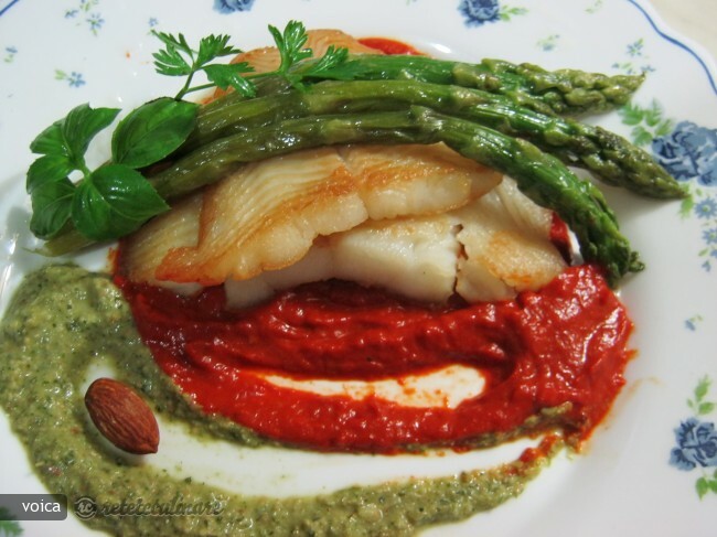 Imagine Reteta culinara Halibut cu Sos de Migdale si Ardei Copti | 2review.ro