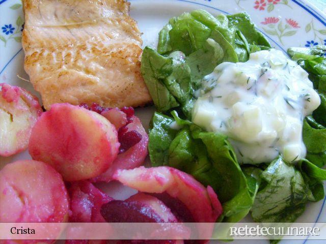 Imagine Reteta culinara Pastrav, Cartofi cu Sfecla Rosie, Salata Verde si Tzatziki | 2review.ro