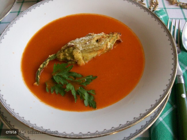 Imagine Reteta culinara Floare de Dovleac Umpluta cu Macrou in Supa Crema de Rosii | 2review.ro