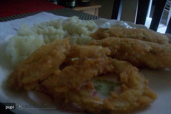 Imagine Reteta culinara Somon si Inele de Ceapa Prajite in Aluat cu Bere | 2review.ro