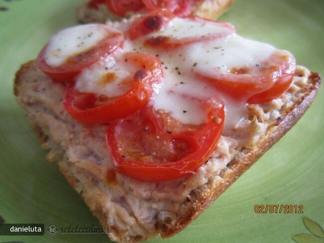 Imagine Reteta culinara Bruschette de Ton cu Mozzarella | 2review.ro