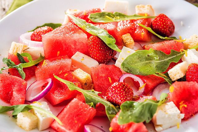 Imagine Reteta culinara Salata cu pepene rosu, feta si ceapa rosie | 2review.ro