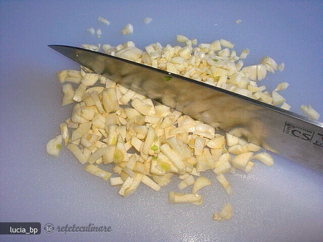 Imagine Reteta culinara Cum se Feliaza sau se Toaca si Marunteste Usturoiul | 2review.ro