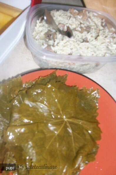 Imagine Reteta culinara Sarmalute in Frunza de Vita cu Sos de Marar (de Post) | 2review.ro