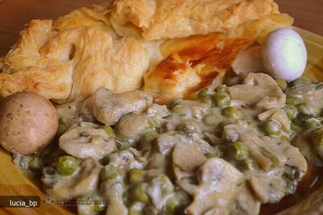 Imagine Reteta culinara Mancare cu Ciuperci si Mazare Sub Capac de Foietaj | 2review.ro
