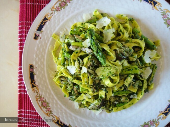 Imagine Reteta culinara Tagliatelle cu Pleurotus, Sparanghel si Pesto din Leurda | 2review.ro