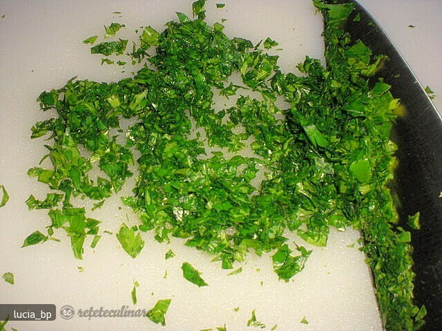 Imagine Reteta culinara Cum Tocam Marunt Patrunjelul, Coriandru si Tarhonul Verde | 2review.ro